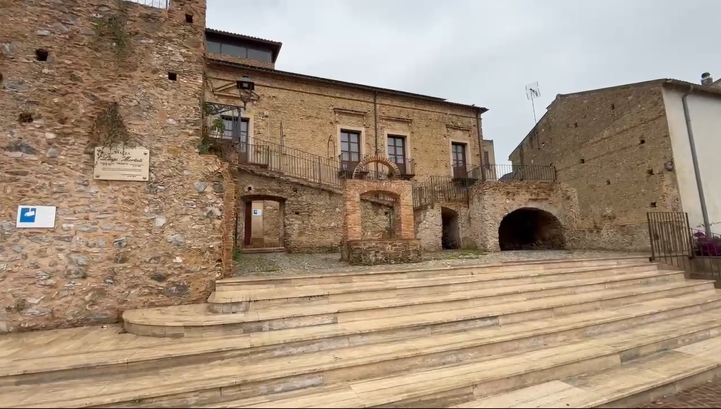 “Qaca e Vjetër”, emërtim i një rruge në gjuhën shqipe nga arbëreshët në Kalabri të Italisë – Ndiqni videot nga atje