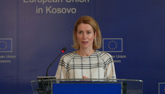 Kallas në Prishtinë:  BE ka nisur t’i heqë masat gradualisht