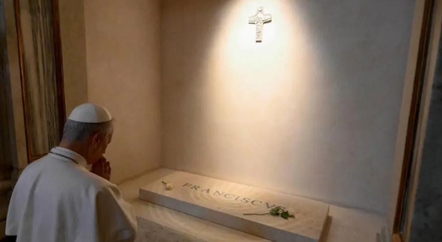 Përpara fjalimit të parë, Papa Leo XIV viziton varrin e paraardhësit të tij të ndjerë, Françeskut