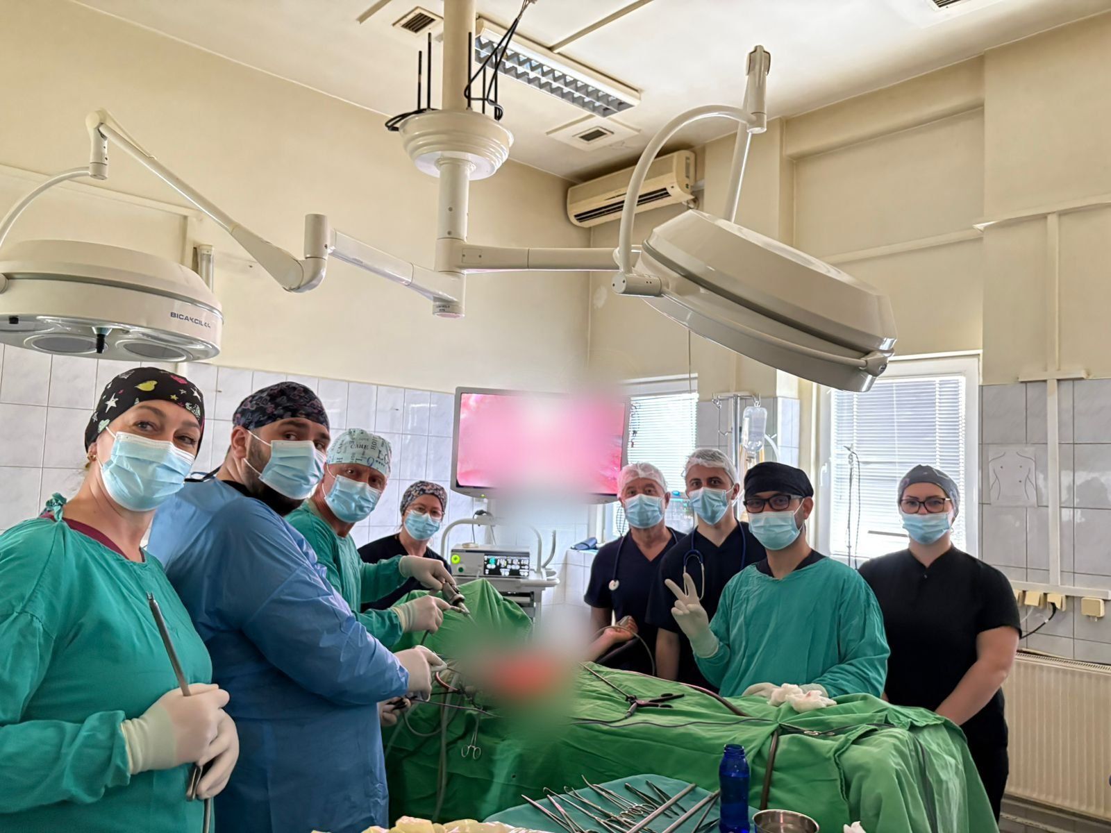 Realizohet operacioni i rrallë në Gjilan: 54-vjeçares i hiqet tumori nga zorra e trashë
