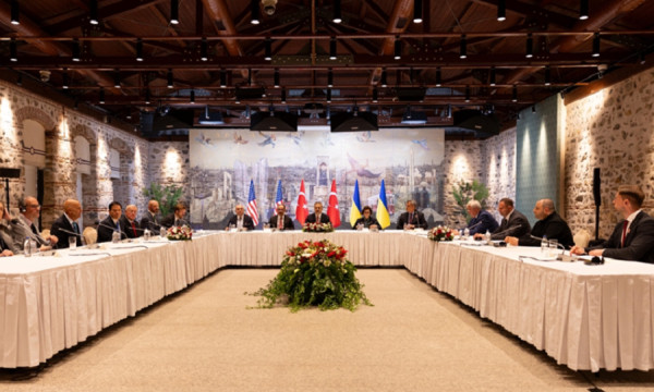 ​Fillon në Stamboll takimi trepalësh Turqi-SHBA-Ukrainë