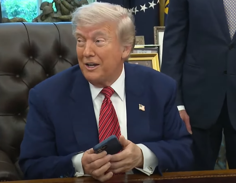 Kujt po i përgjigjej Trump? Telefoni i bie dy herë gjatë një konference