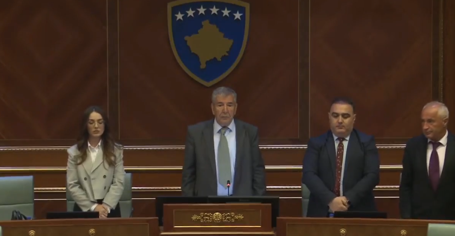Seanca e Kuvendit fillon me një minutë heshtje në nderim të Ukshin Hotit, në 26-vjetorin e zhdukjes së tij