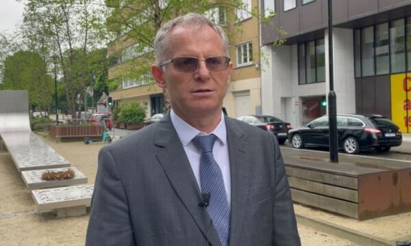Bislimi ka pranuar që ta takojë në Bruksel Petkoviqin, por kryenegociatori serb vonohet